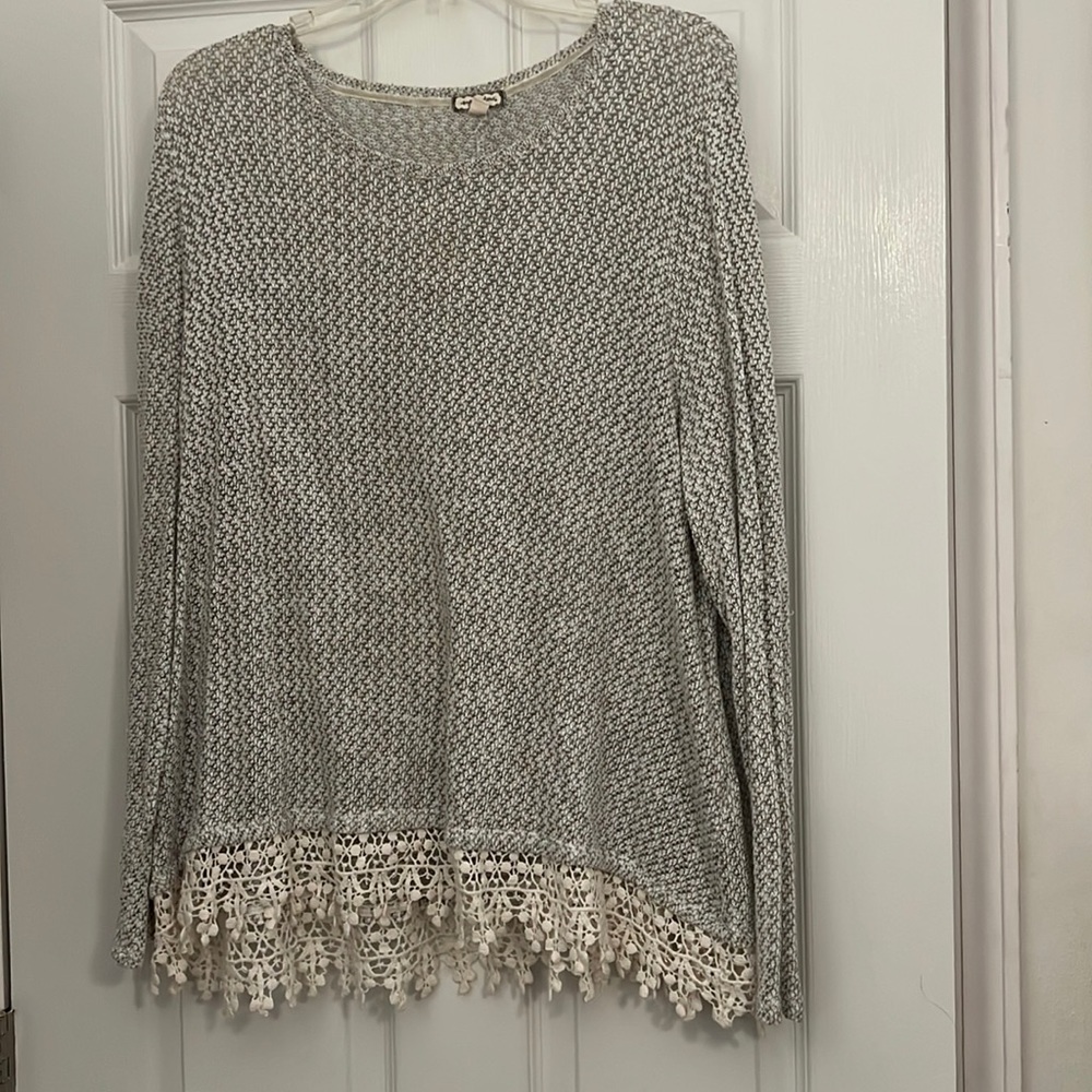Top. Gray with cream trim.  Size 1X. Good used condition.